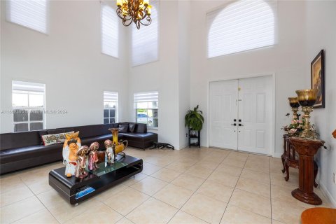 House in Miami, Florida 4 bedrooms, 282.79 sq.m. № 1370573 - photo 10