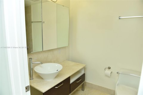 Condo in Miami, Florida, 2 bedrooms  № 827551 - photo 27