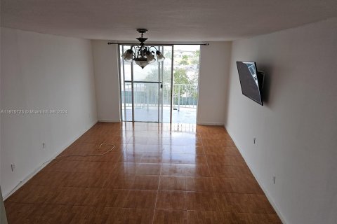 Condo in Miami, Florida, 2 bedrooms  № 1401223 - photo 2