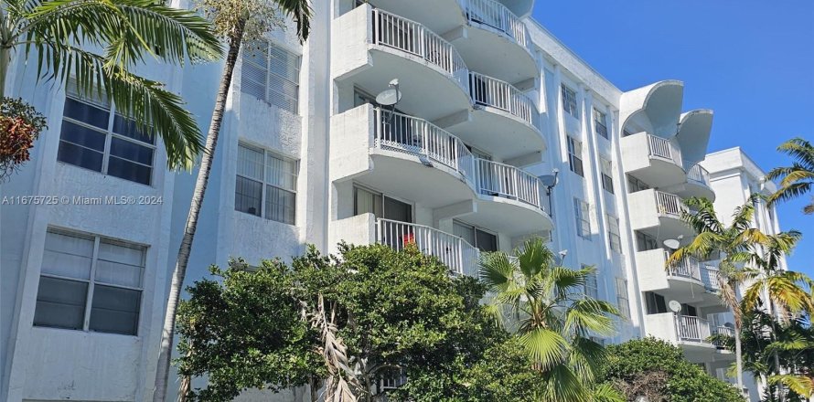 Condo in Miami, Florida, 2 bedrooms  № 1401223