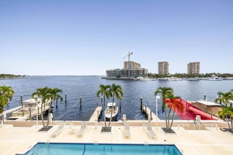 Condo in Miami, Florida, 2 bedrooms  № 1401280 - photo 2