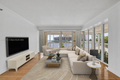 Condo in Miami, Florida, 2 bedrooms  № 1401280 - photo 1