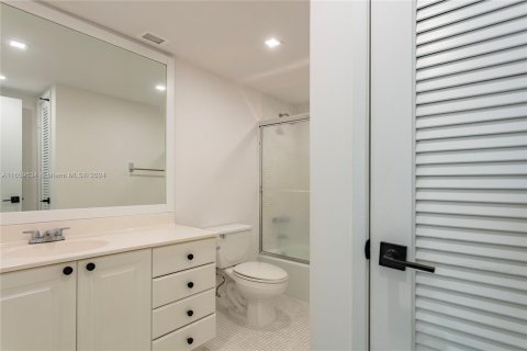 Condo in Sunny Isles Beach, Florida, 1 bedroom  № 1364849 - photo 17