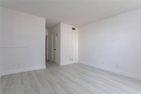 Condo in Sunny Isles Beach, Florida, 1 bedroom  № 1364849 - photo 14