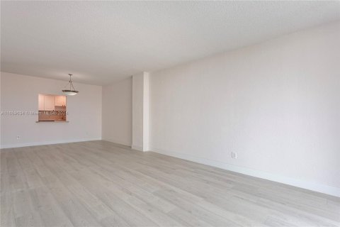 Condominio en venta en Sunny Isles Beach, Florida, 1 dormitorio, 92.9 m2 № 1364849 - foto 10