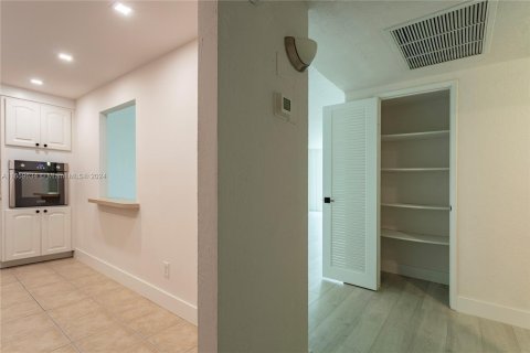 Condo in Sunny Isles Beach, Florida, 1 bedroom  № 1364849 - photo 8