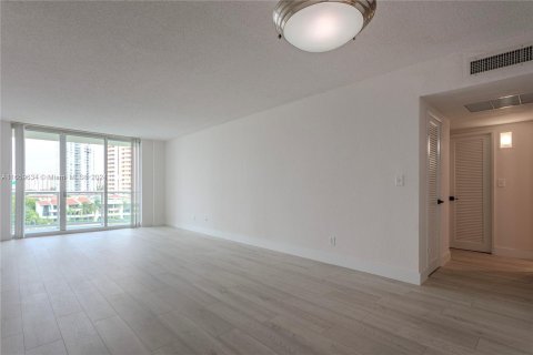 Condo in Sunny Isles Beach, Florida, 1 bedroom  № 1364849 - photo 9