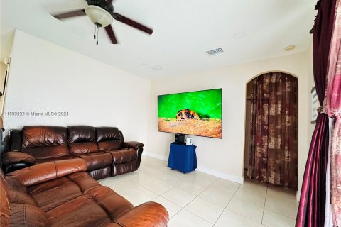 House in Miami, Florida 5 bedrooms, 244.52 sq.m. № 1311030 - photo 10