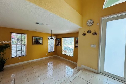 House in Miami, Florida 5 bedrooms, 244.52 sq.m. № 1311030 - photo 4