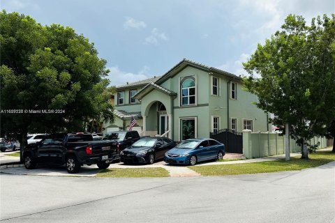 Villa ou maison à vendre à Miami, Floride: 5 chambres, 244.52 m2 № 1311030 - photo 1