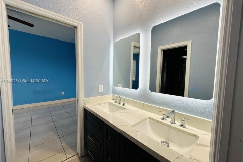 Casa en venta en Miami, Florida, 5 dormitorios, 244.52 m2 № 1311030 - foto 27