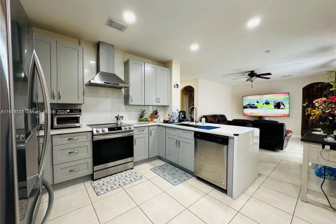 House in Miami, Florida 5 bedrooms, 244.52 sq.m. № 1311030 - photo 8