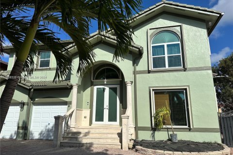 House in Miami, Florida 5 bedrooms, 244.52 sq.m. № 1311030 - photo 2