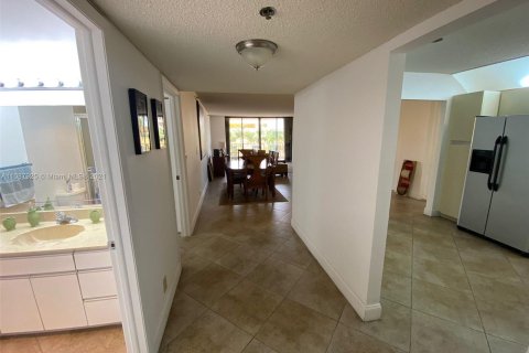 Condominio en venta en Surfside, Florida, 1 dormitorio, 111.48 m2 № 4673 - foto 7