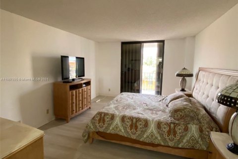 Condominio en venta en Surfside, Florida, 1 dormitorio, 111.48 m2 № 4673 - foto 10