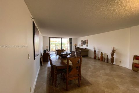 Condominio en venta en Surfside, Florida, 1 dormitorio, 111.48 m2 № 4673 - foto 2