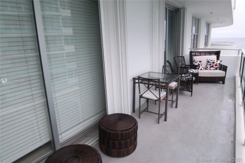 Condo in Miami Beach, Florida, 2 bedrooms  № 4671 - photo 21