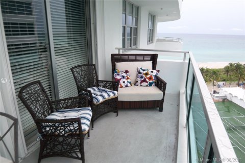 Condominio en alquiler en Miami Beach, Florida, 2 dormitorios, 125.42 m2 № 4671 - foto 1