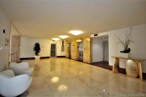 Condo in Miami Beach, Florida, 2 bedrooms  № 4671 - photo 25