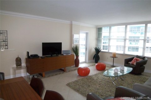 Condo in Miami Beach, Florida, 2 bedrooms  № 4671 - photo 7