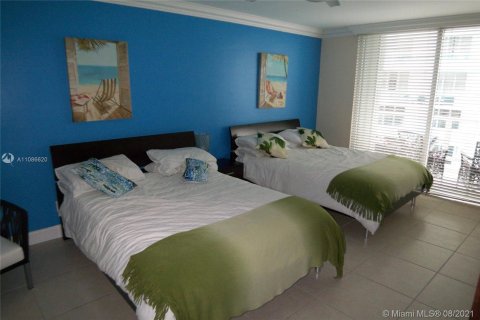 Condo in Miami Beach, Florida, 2 bedrooms  № 4671 - photo 15