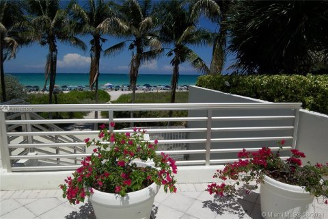 Condo in Miami Beach, Florida, 2 bedrooms  № 4671 - photo 30