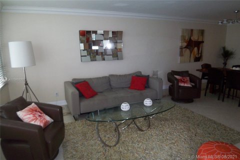 Condo in Miami Beach, Florida, 2 bedrooms  № 4671 - photo 10