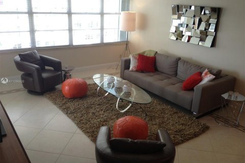 Condo in Miami Beach, Florida, 2 bedrooms  № 4671 - photo 4