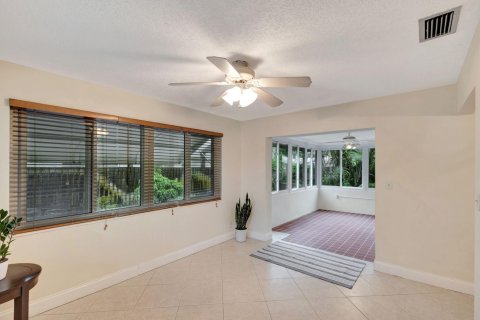 House in Lake Worth, Florida 2 bedrooms, 147.71 sq.m. № 1228824 - photo 25