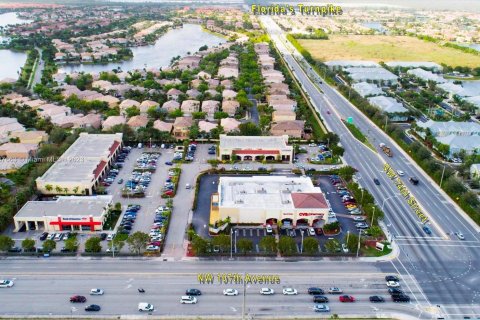 Commercial property in Doral, Florida № 502635 - photo 1