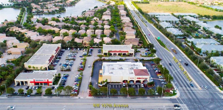 Commercial property in Doral, Florida № 502635
