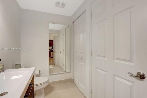 Condominio en venta en Coral Gables, Florida, 1 dormitorio, 105.07 m2 № 972512 - foto 15
