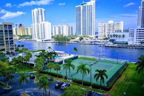 Condominio en venta en Hallandale Beach, Florida, 2 dormitorios, 132.85 m2 № 1305962 - foto 1