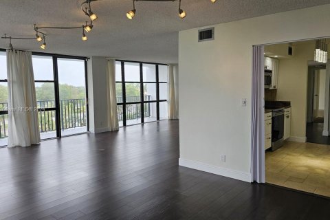 Condo in Hallandale Beach, Florida, 2 bedrooms  № 1305962 - photo 8