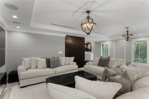 House in Miami, Florida 5 bedrooms, 341.88 sq.m. № 1291368 - photo 25