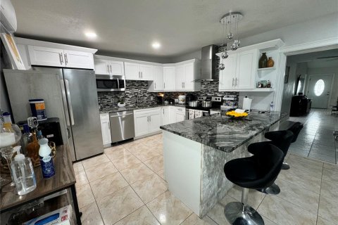 Casa en venta en Tampa, Florida, 3 dormitorios, 102.75 m2 № 1402033 - foto 2