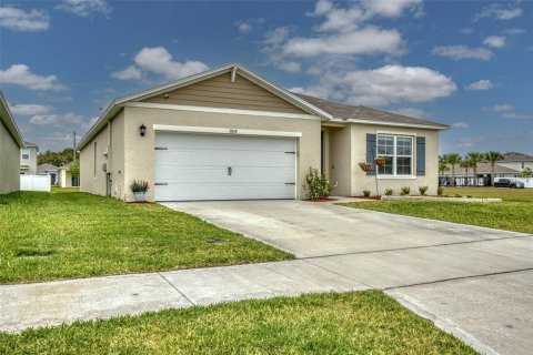 House in Edgewater, Florida 4 bedrooms, 169.83 sq.m. № 1201091 - photo 1