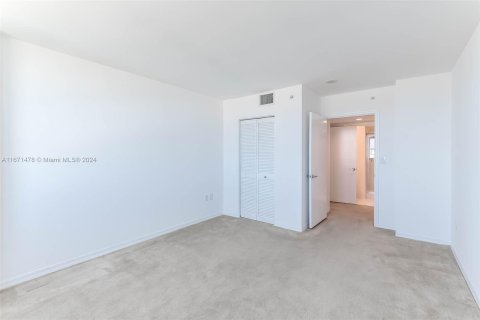 Condo in Miami Beach, Florida, 2 bedrooms  № 1391451 - photo 15