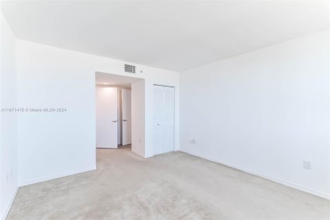 Condo in Miami Beach, Florida, 2 bedrooms  № 1391451 - photo 22