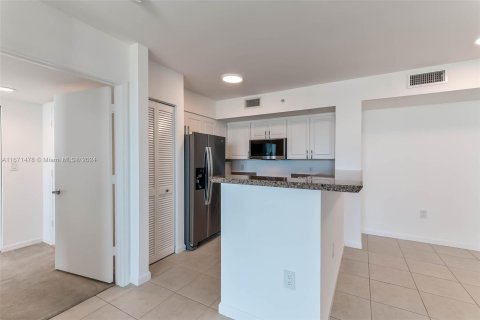 Condo in Miami Beach, Florida, 2 bedrooms  № 1391451 - photo 9