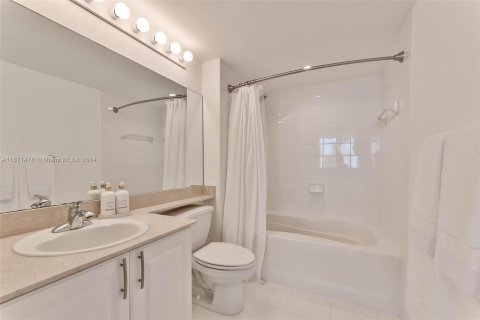 Condo in Miami Beach, Florida, 2 bedrooms  № 1391451 - photo 19