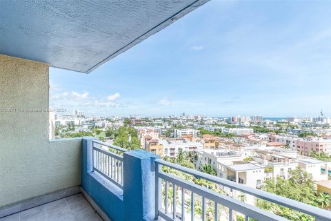 Condo in Miami Beach, Florida, 2 bedrooms  № 1391451 - photo 24