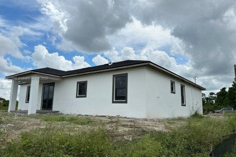 House in Lehigh Acres, Florida 3 bedrooms, 138.7 sq.m. № 832572 - photo 5
