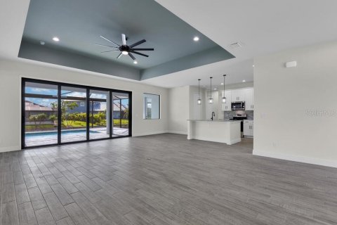 Villa ou maison à vendre à Cape Coral, Floride: 3 chambres, 222.59 m2 № 671360 - photo 4