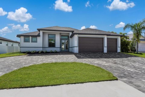Villa ou maison à vendre à Cape Coral, Floride: 3 chambres, 222.59 m2 № 671360 - photo 1