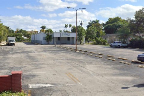 Commercial property in North Miami, Florida № 1290929 - photo 1