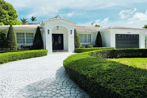 House in Coral Gables, Florida 4 bedrooms, 272.3 sq.m. № 1290880 - photo 1