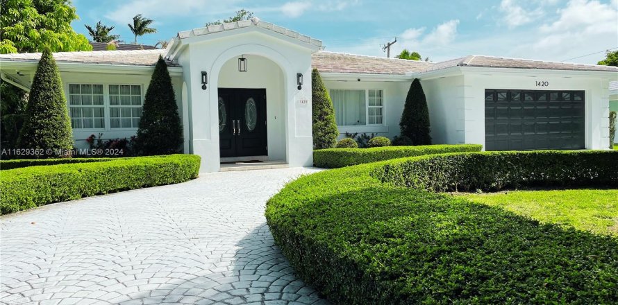 House in Coral Gables, Florida 4 bedrooms, 272.3 sq.m. № 1290880