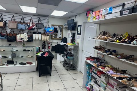 Propiedad comercial en venta en Hialeah, Florida № 1370929 - foto 15