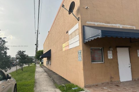 Propiedad comercial en venta en Hialeah, Florida № 1370929 - foto 2